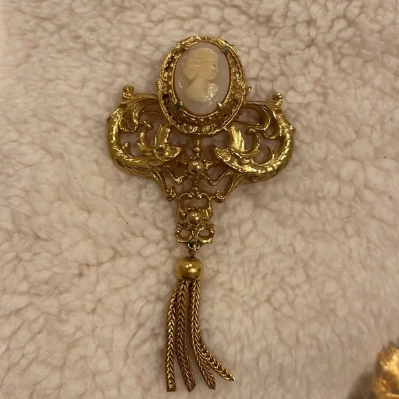 Vtg Gotic Midieval Designe SignedGeno RARE Cameo Dragons BroochRichelieu 60s
